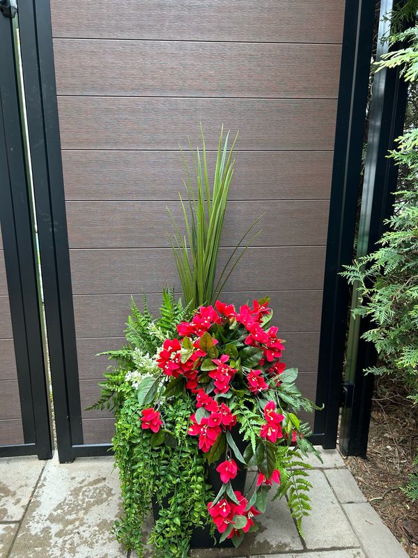 Jardinière de fleurs de bougainvilliers rouges 