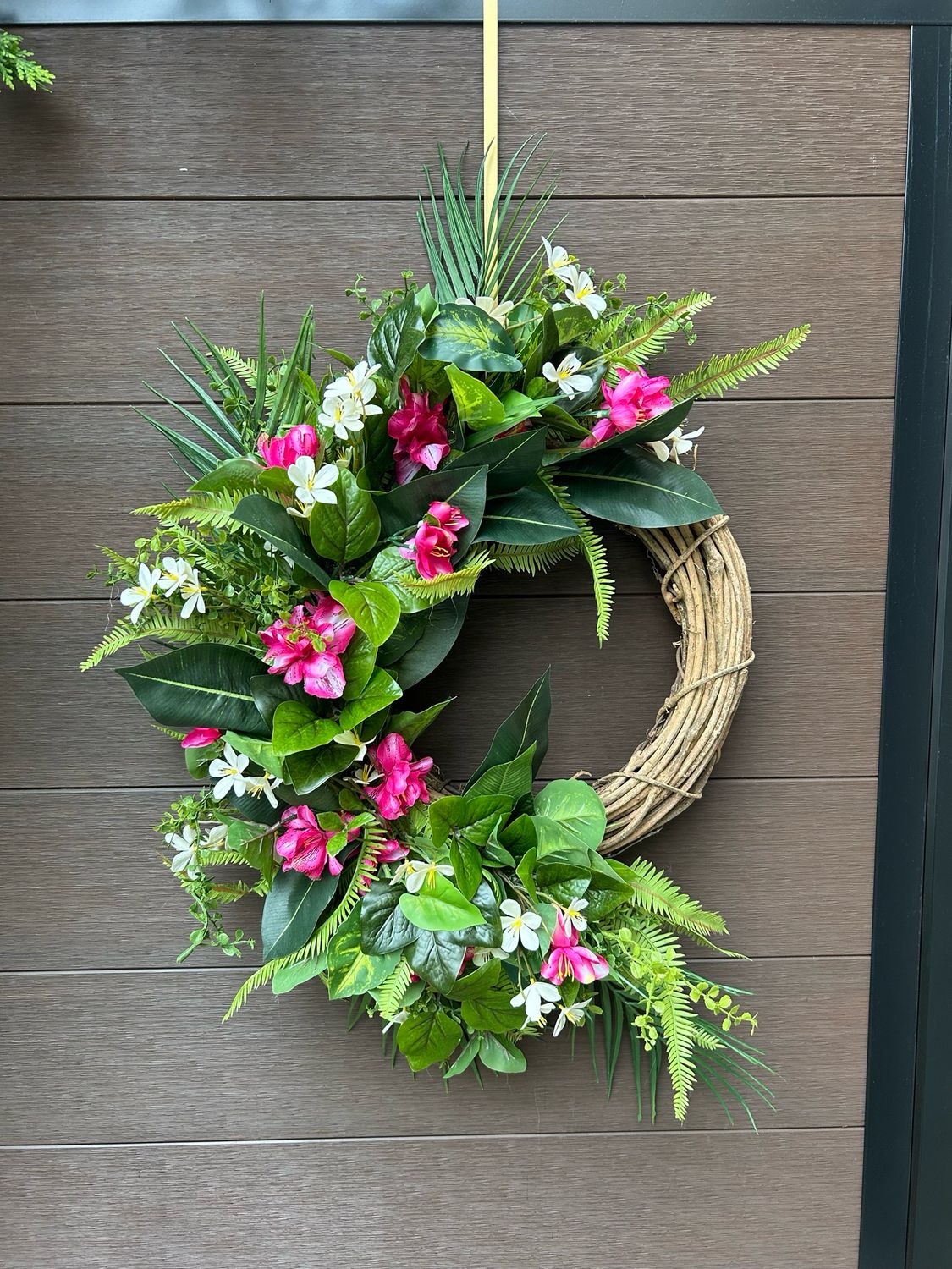 Couronne fleurs d’azalée rose et fleurs blanches 
