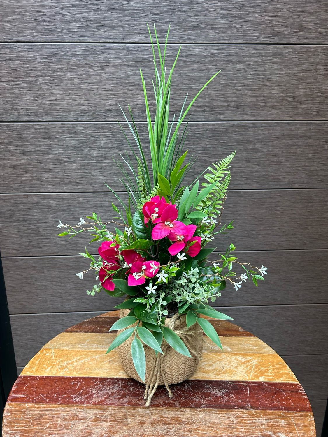 Arrangement d’été fleurs de bougainvilliers fuchsia 
