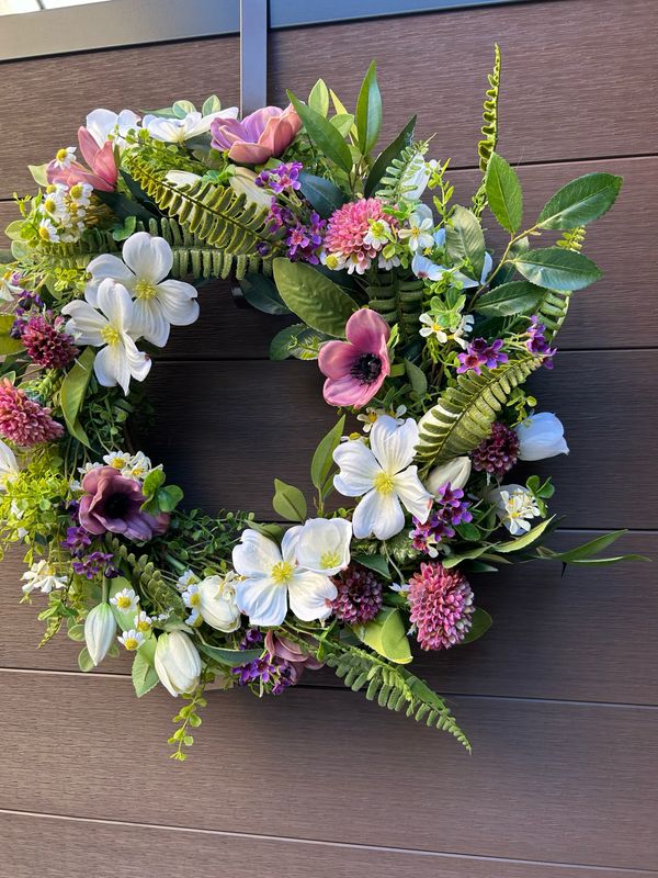 Couronne fleurs cosmos et tulipes blanches 