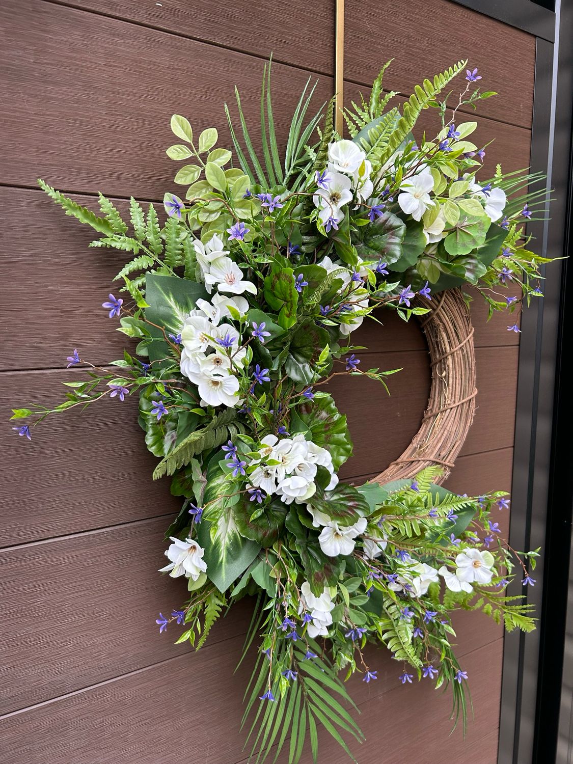 Couronne de fleurs de géranium blancs et fleurs mauves