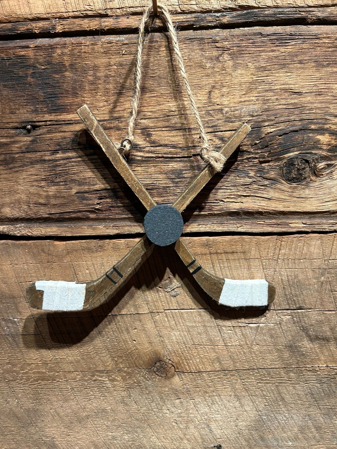 Ornement bâtons de hockey rustique et sa rondelle 