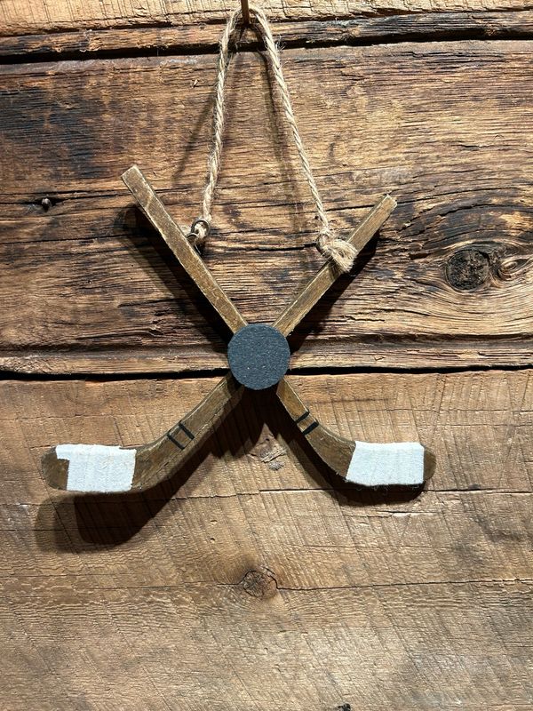 Ornement bâtons de hockey rustique et sa rondelle 