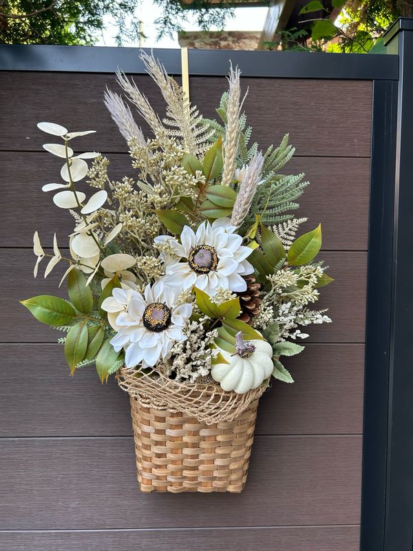 Panier de porte marguerites et fougères 