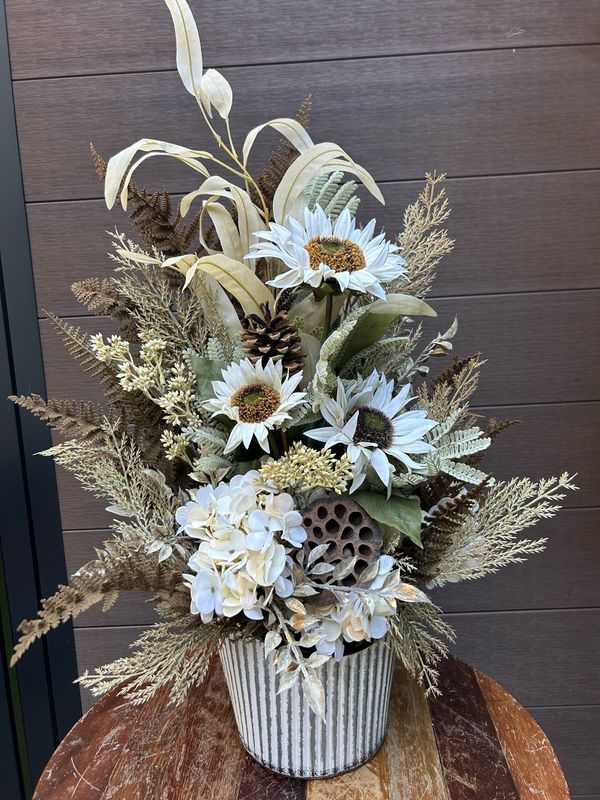 🍂 Arrangement floral d’automne fait main – Tournesols et fougères artificielles dans pot décoratif en acier 🍂