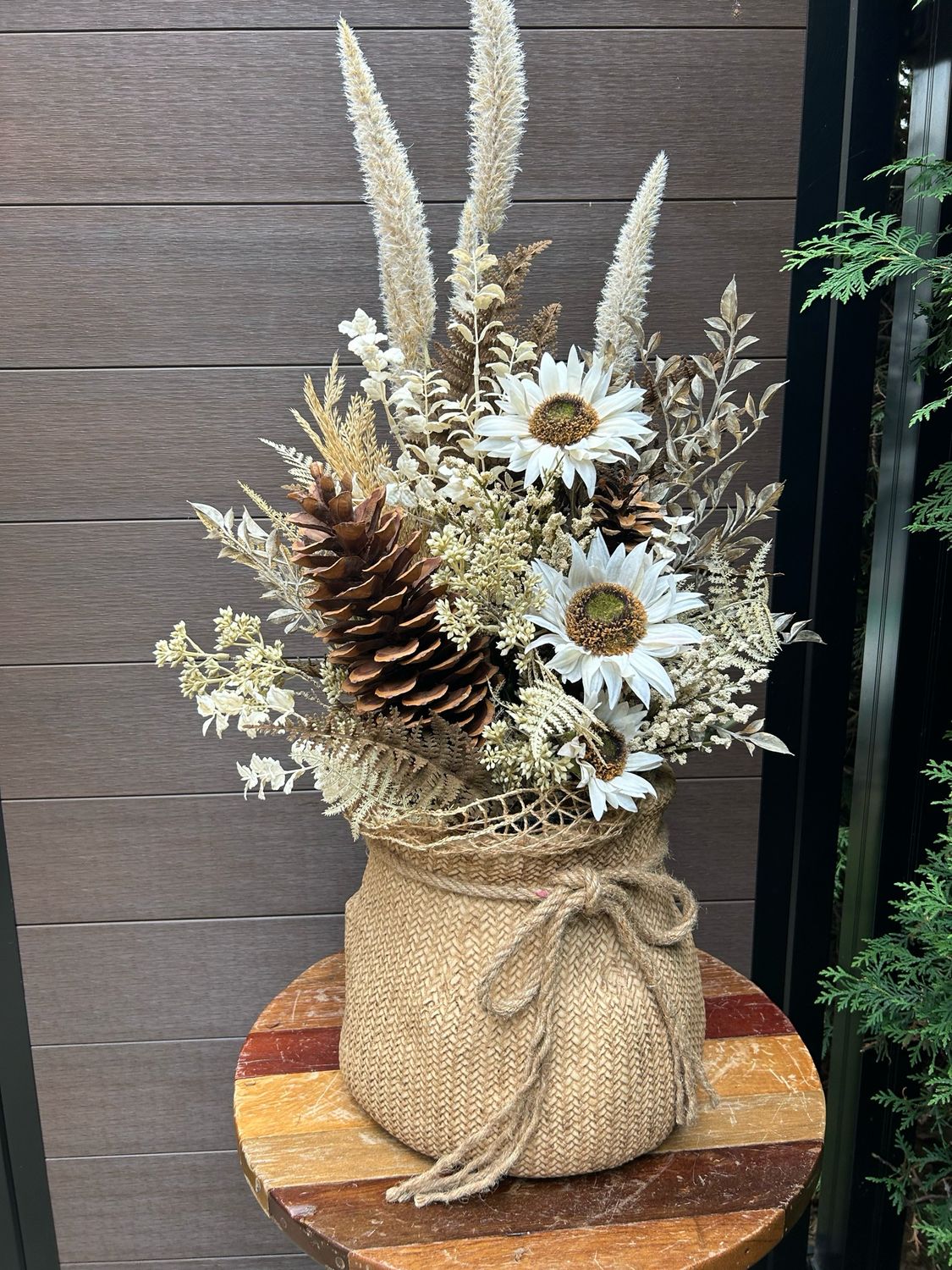 Arrangement d’automne dans son sac de jute 