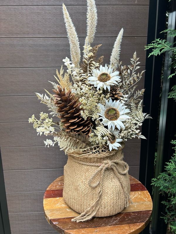 Arrangement d’automne dans son sac de jute 