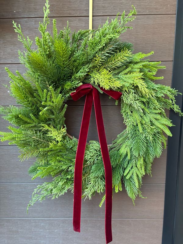 Couronne Naturelle en Vigne avec Pins et Cèdres - Décoration Idéale pour Votre Entrée