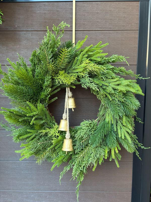 Couronne d’Hiver/Noël en Pins et Cèdres Artificiels avec 3 Cloches - Élégance pour Votre Porte d’Entrée