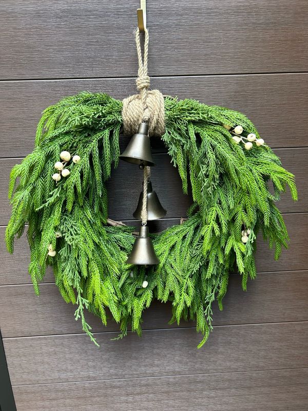 Couronne d’hiver / Noël en branches de pin ruban brun et cloches 
