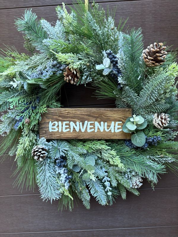 Couronne enneigée pancarte bienvenue en bois
