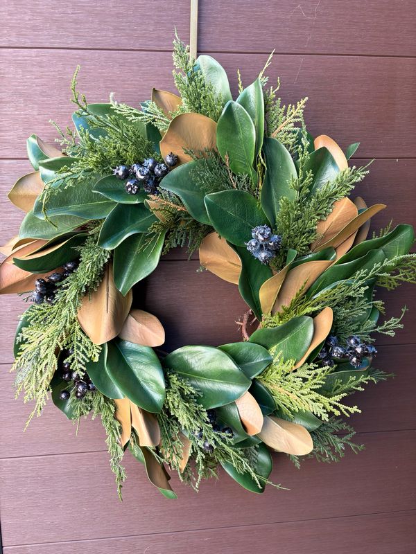 Couronne de feuilles de magnolia, cèdres et bleuets  