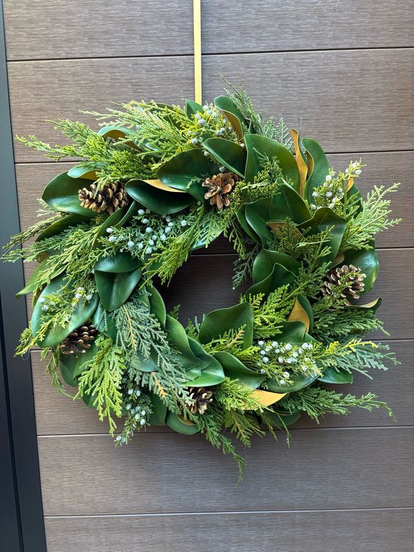 Couronne feuilles de magnolia, cèdres , genévrier et baies bleues et cocottes 