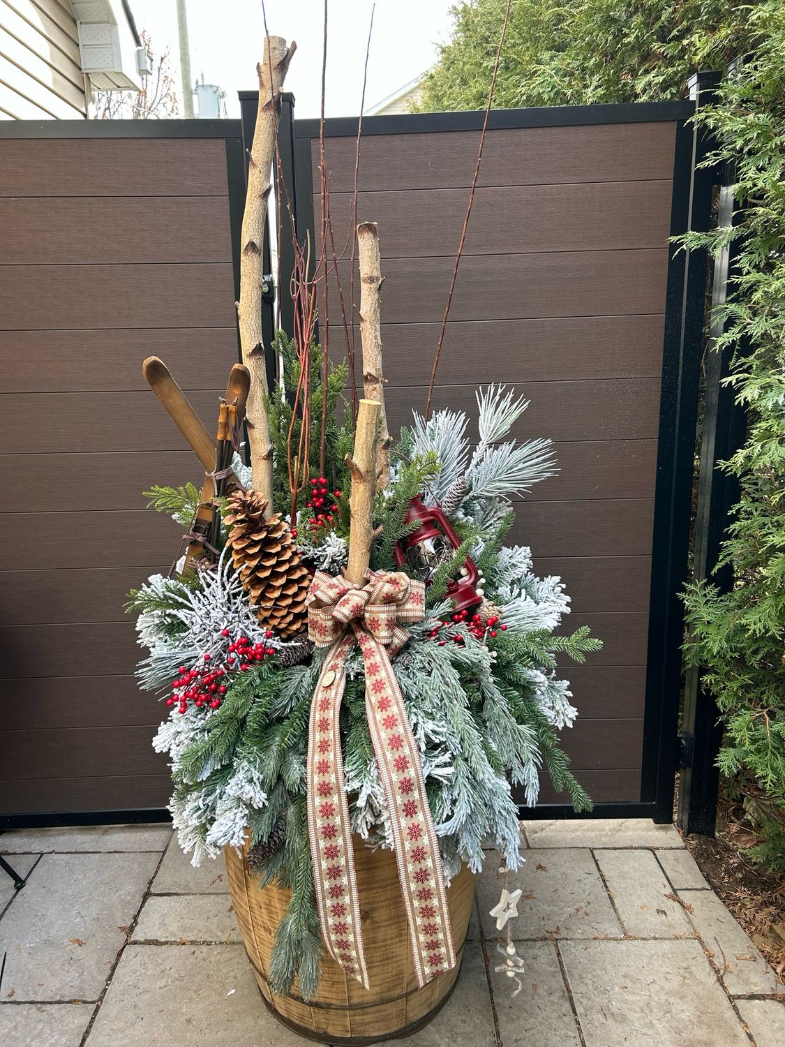 Arrangement de Noël dans un baril de bois 