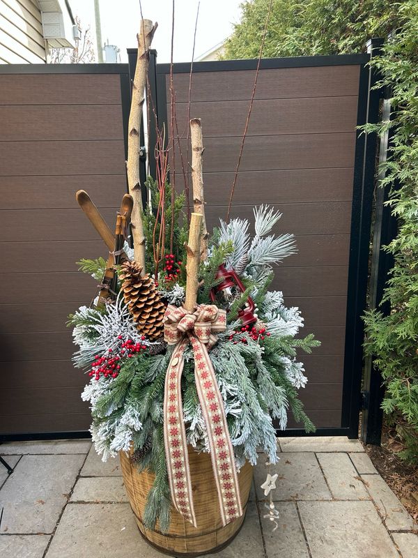 Arrangement de Noël dans un baril de bois 