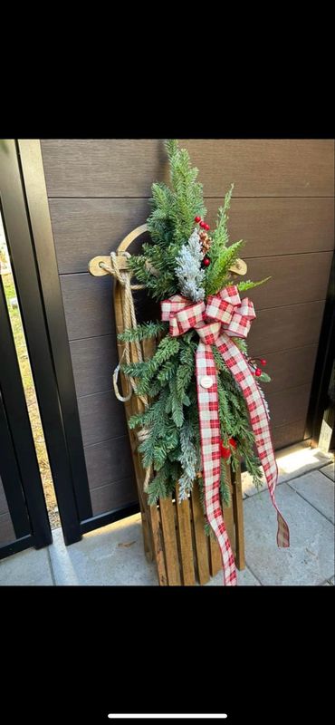 Traîneau en Bois avec Décoration d&#39;Hiver : Charme et Magie