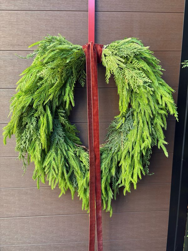 Couronne de Noël artificielle en pin Norfolk et cèdre – 16 po de vigne, 27 po de diamètre, ruban brun en velours