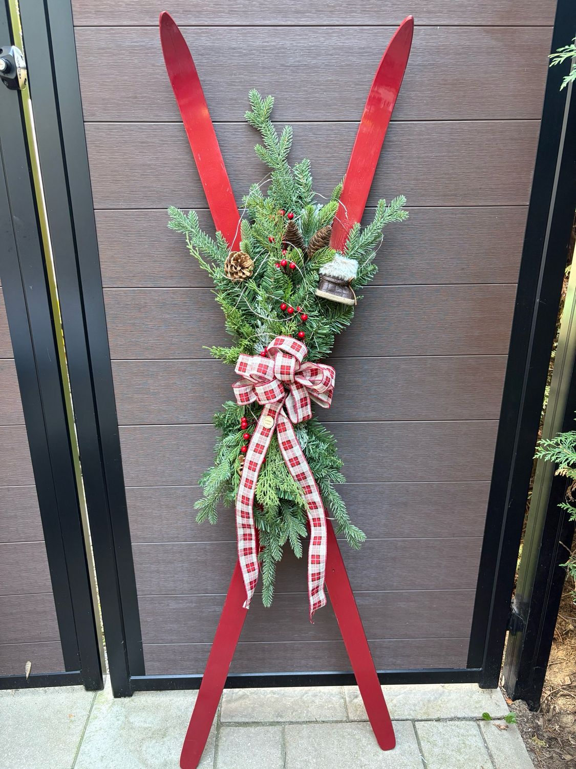 Skis décoratifs rouges 60 po – Décor de Noël rustique avec verdure et ruban à carreaux