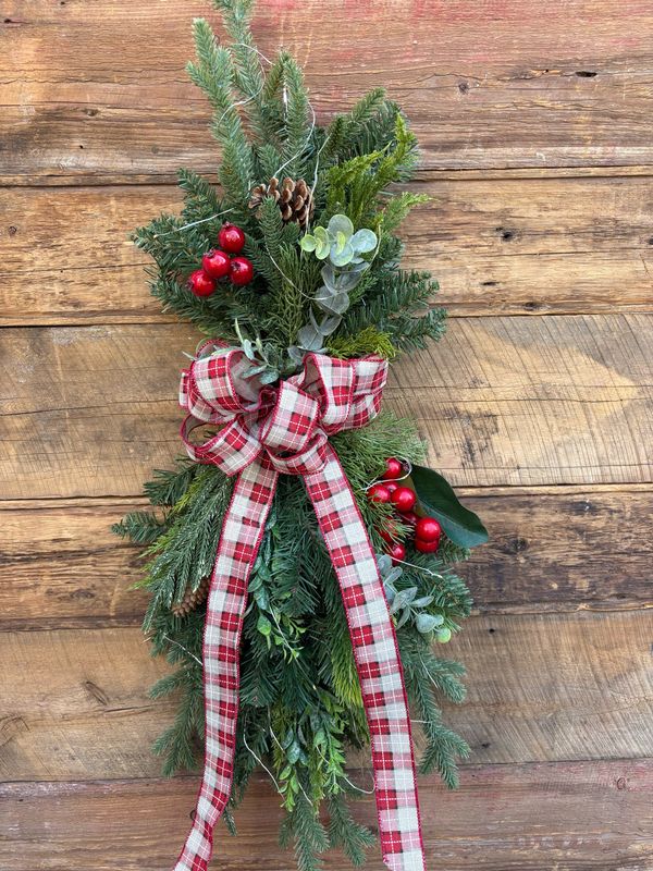 Gerbe de Noël avec verdure et ruban à carreaux – Fait à la main