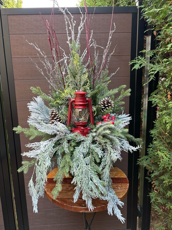 Arrangement de Noël et d’hiver artificiel avec lanterne rouge – Pot noir 44x24 po