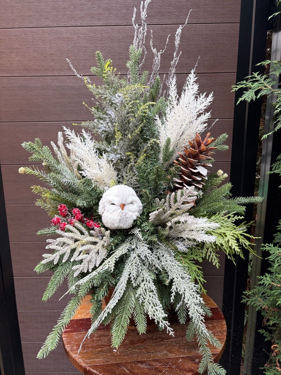 Arrangement de Noël et d’hiver avec hibou – Décoration  artificielle 38x25 po