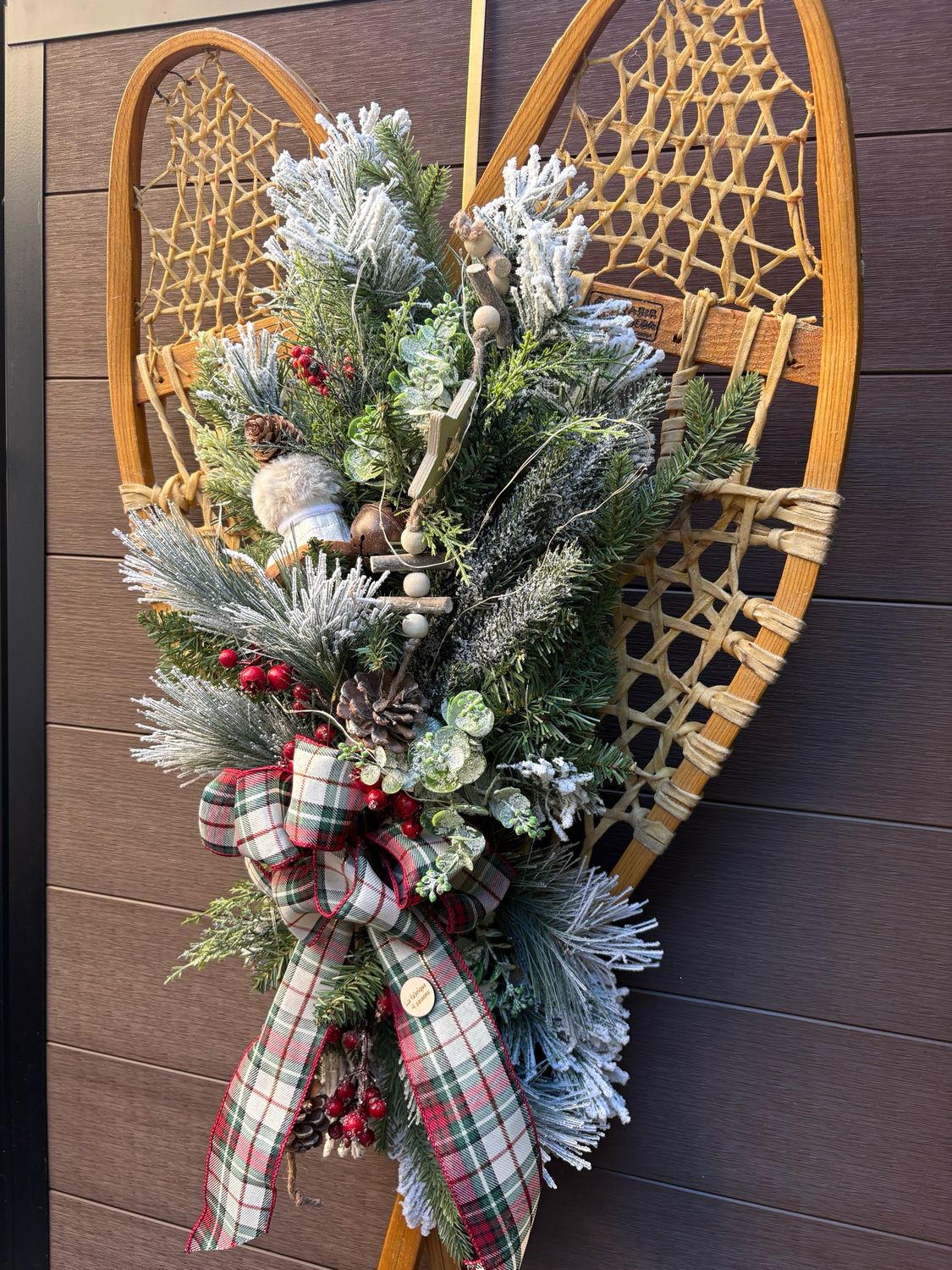 Arrangement de Noël sur raquettes de babiche – Décoration hivernale artisanale