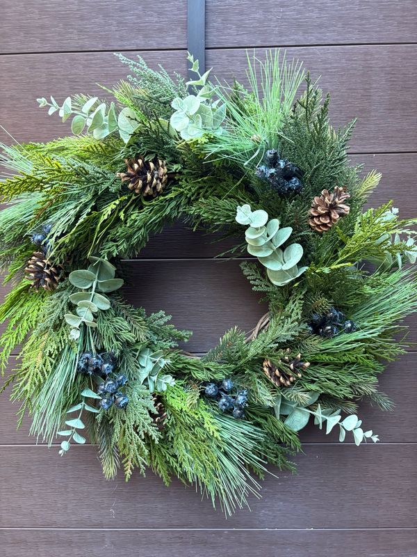 🌲 Couronne de Noël faite à la main 24” – Décor hivernal durable et réaliste