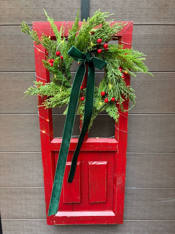 Mini porte rouge décorative avec couronne de conifères – charme rustique de Noël 