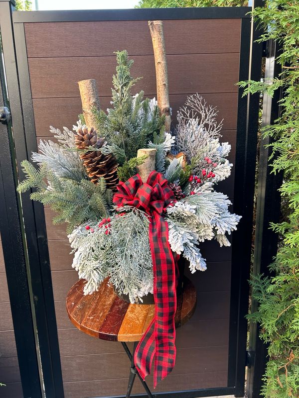 Arrangement hivernal artificiel fait à la main – branches enneigées, cocottes et ruban à carreaux rouges