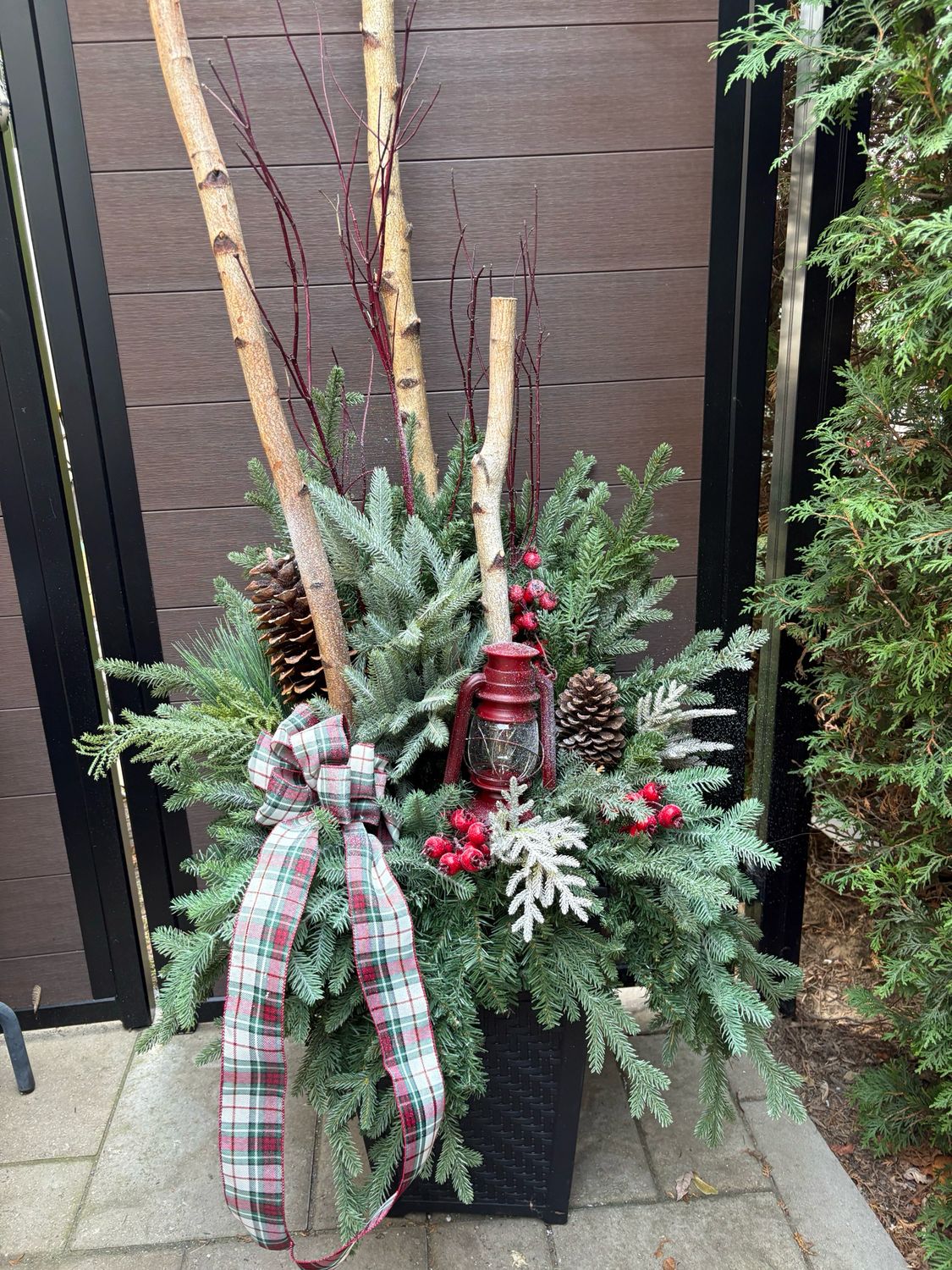 Arrangement de Noël extérieur 72 pouces – Lantern rouge, branches naturelles et ruban tartan