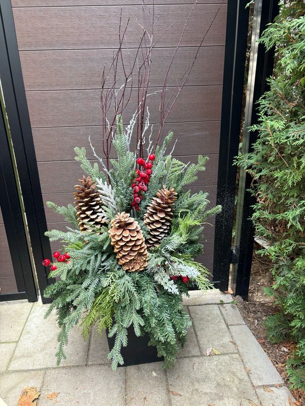 Arrangement de Noël rustique avec grosses pommes de pin et baies rouges – fait à la main