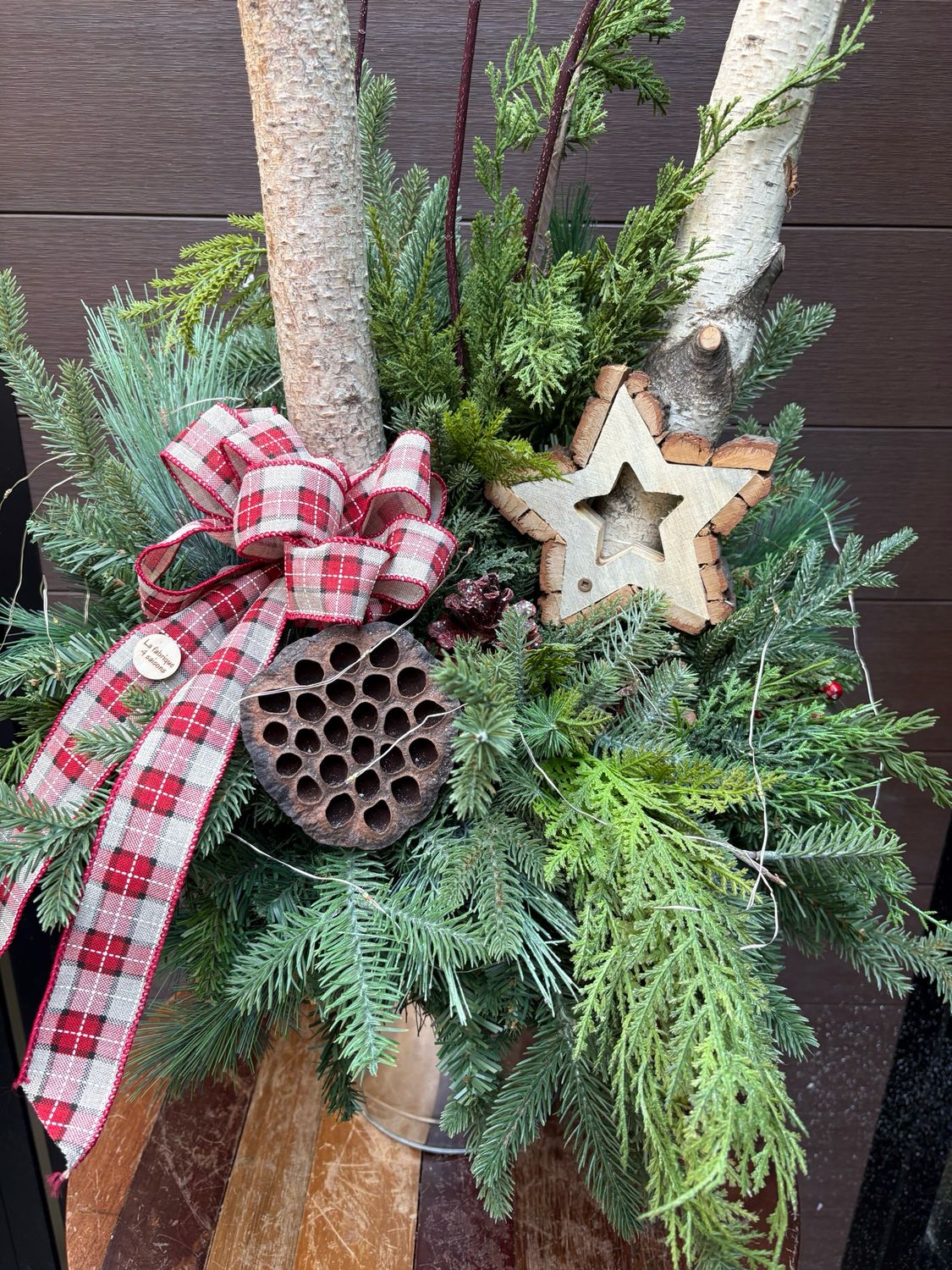 🌲 Arrangement hivernal rustique en seau d’acier – Décoration de Noël 45 x 24 pouces