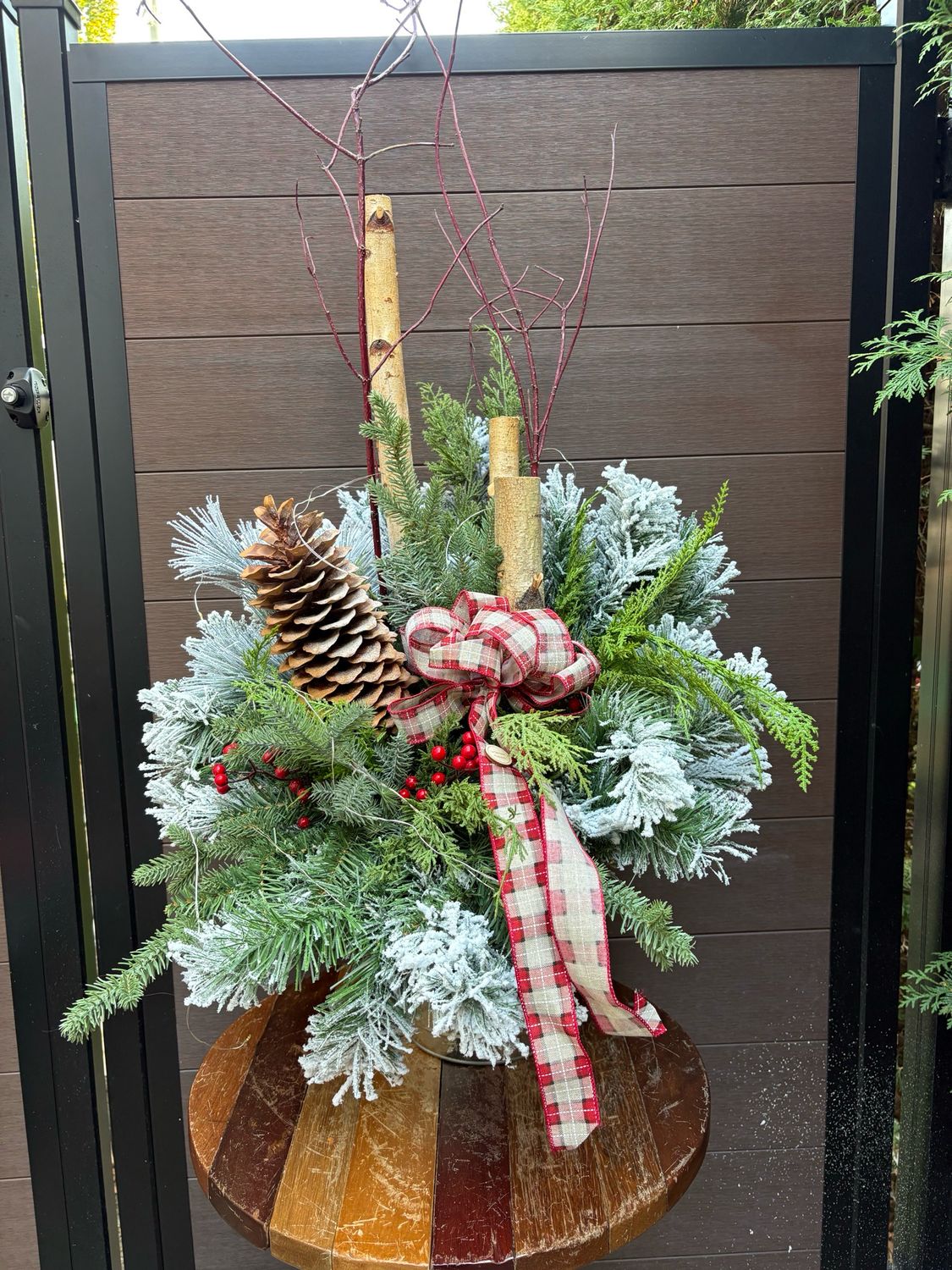 Arrangement de Noël traditionnel avec ruban rouge et baies festives