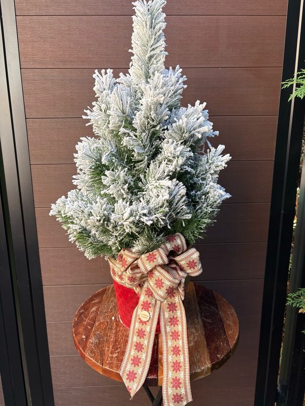 🎄 Sapin enneigé avec lumières programmables – Pot rouge et ruban flocon