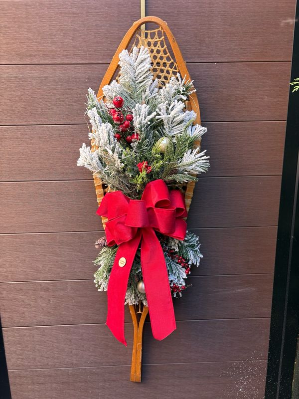 ❄️ Raquette de babiche décorative de Noël 42x12 – Ruban rouge et feuillage enneigé