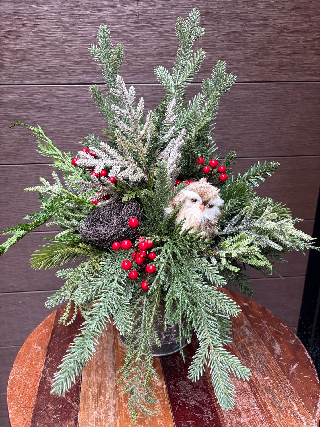 🦉 Bouquet d’hiver et de Noël avec hibou, branches de pin et cèdre – 21 x 19 pouces