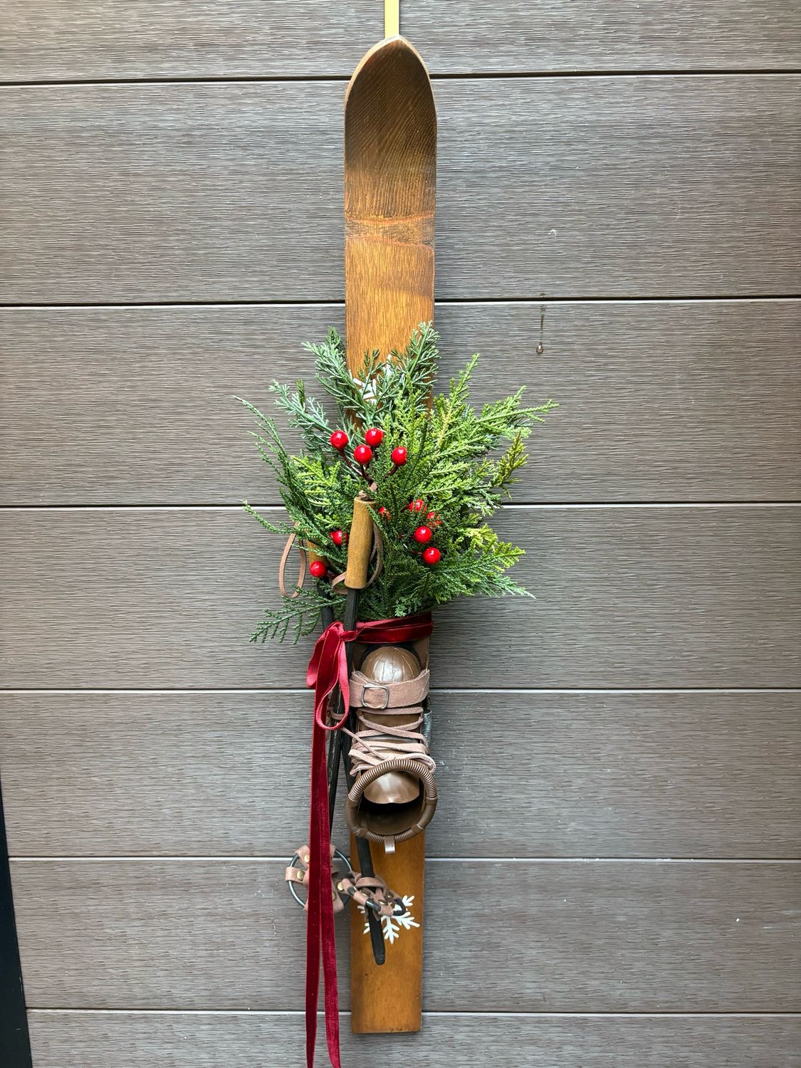 🎿 Ski décoratif rustique avec bottes, bâtons et verdure hivernale
