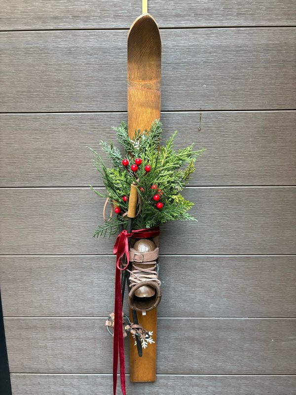 🎿 Ski décoratif rustique avec bottes, bâtons et verdure hivernale