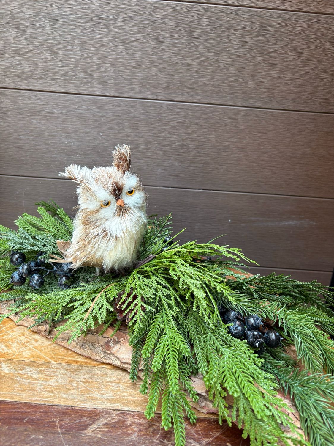 Centre de table de Noël avec hibou – Arrangement hivernal artificiel sur planche de bois 20x10 pouces