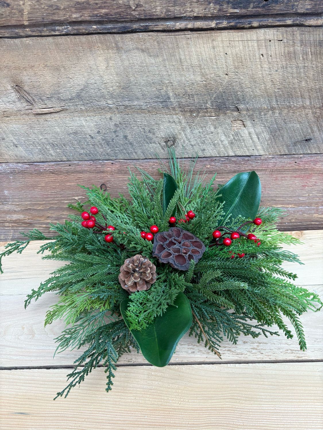 🌿 Arrangement de Noël et d’hiver sur base en bois – 16 x 13 pouces