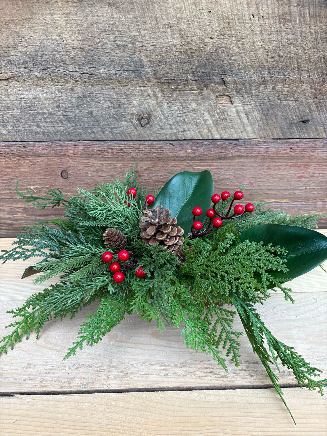 Centre de table de Noël artificiel – Feuillage hivernal, baies rouges et pommes de pin – 16 x 10 po