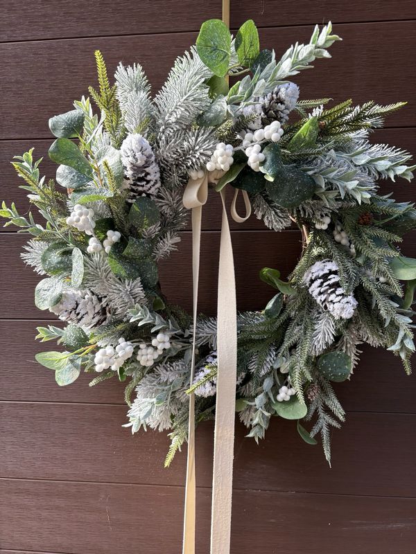 Couronne de Noël blanche 23 pouces – Feuillage givré, pommes de pin et ruban crème