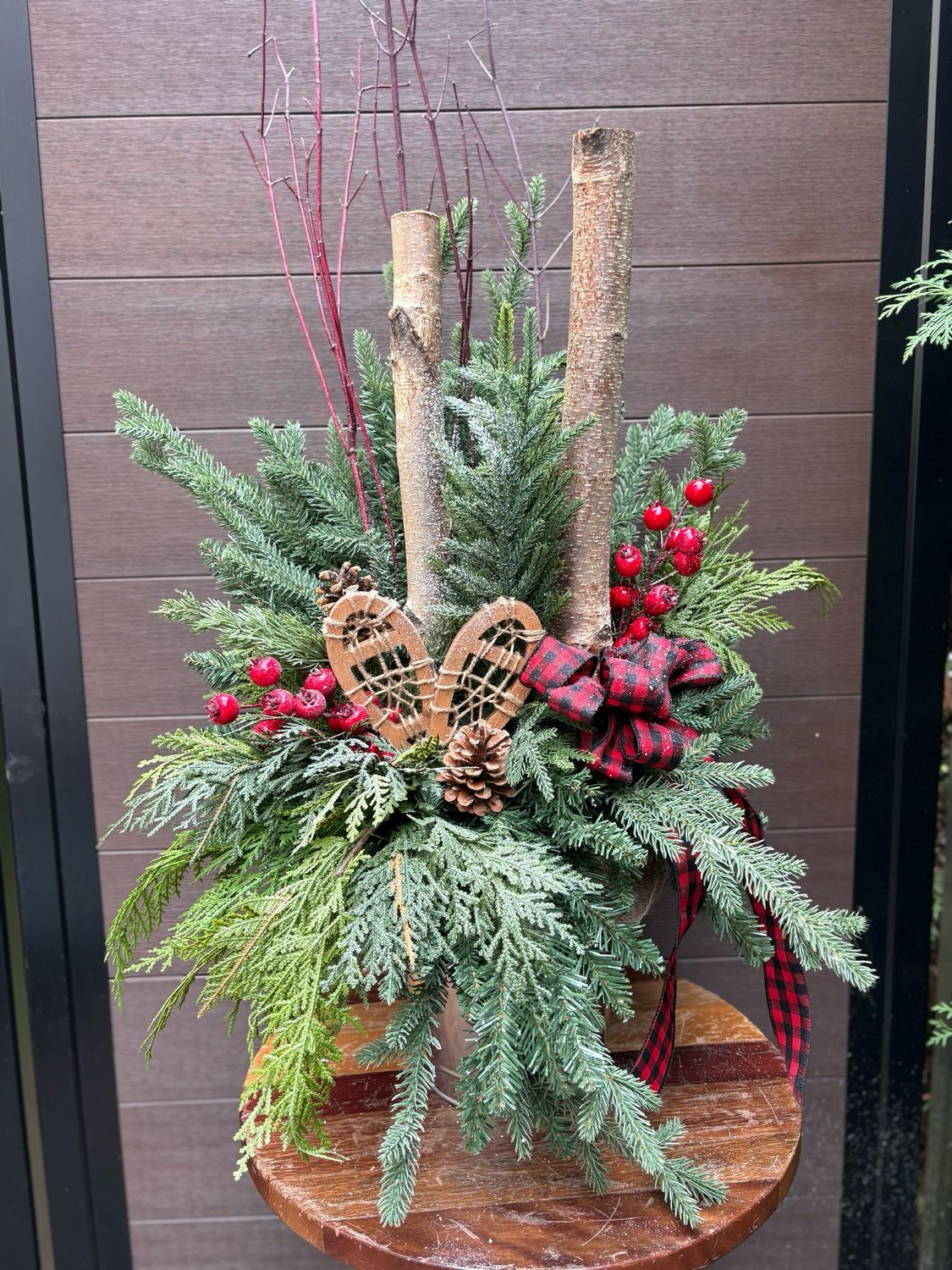 Arrangement extérieur de Noël artificiel 30 pouces – Raquettes, bouleau décoratif et feuillage hivernal rustique chic 