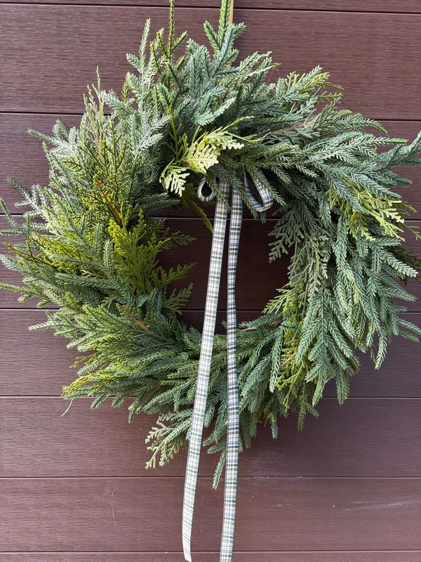 Couronne d’hiver artificielle 23 pouces – Verdure réaliste et ruban à carreau