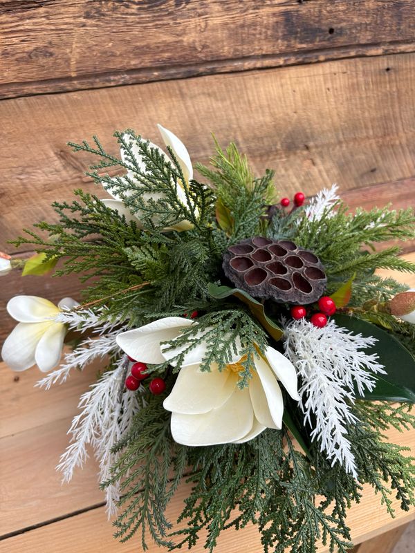 Centre de table hivernal avec magnolias blancs – Décoration de Noël sur tabouret en bois