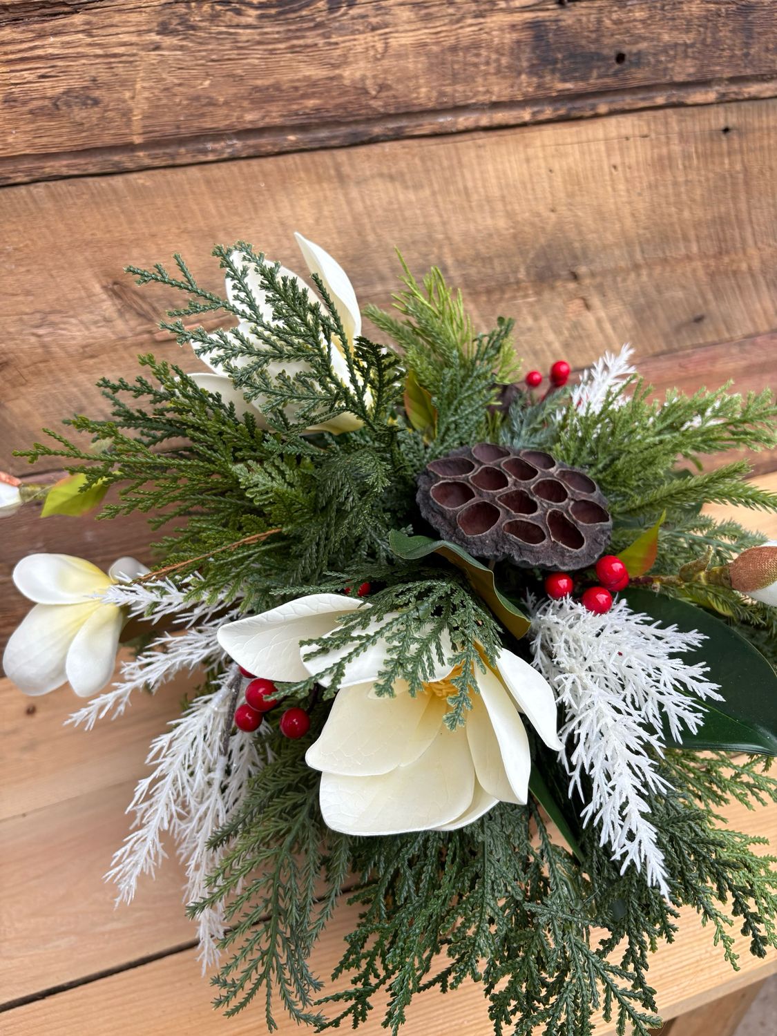 Centre de table hivernal avec magnolias blancs – Décoration de Noël sur tabouret en bois