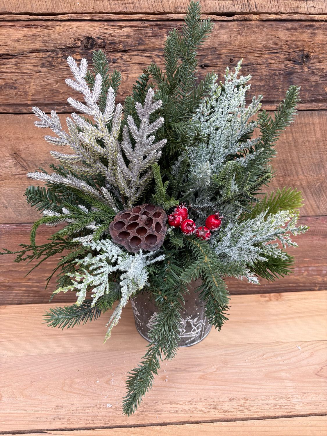 Arrangement de Noël artificiel givré – feuillage vert, baies rouges et lotus décoratif (18x12 pouces)