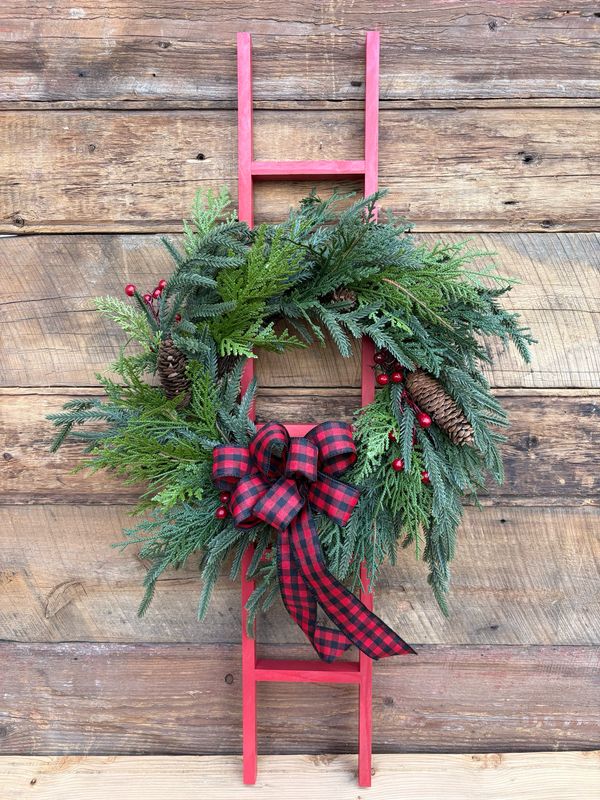 Échelle rouge décorative avec couronne de Noël artificielle 36 x 18 pouces