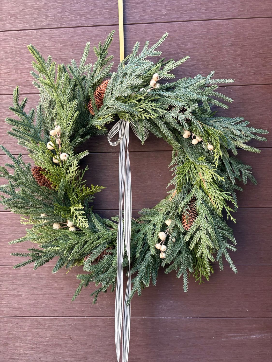 Couronne de Noël artificielle avec pommes de pin et baies crème | Couronne d’hiver rustique 23 pouces | Déco de porte d’entrée