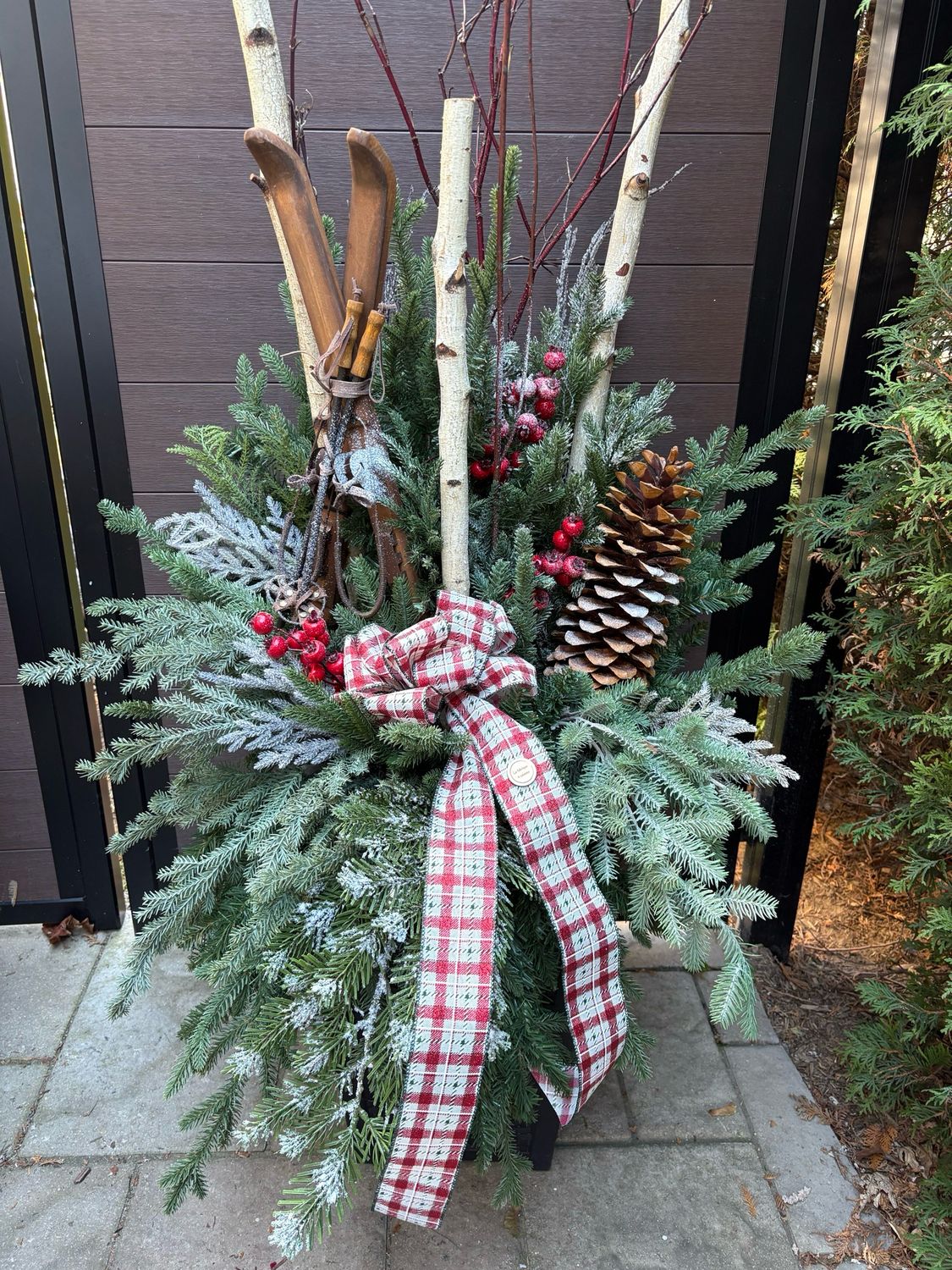 Grand arrangement de Noël 72 pouces artificiel avec skis vintage – Décoration rustique et festive faite à la main 